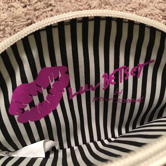 Betsy Johnson Heart Cat Wristlet - Picture 3 of 5